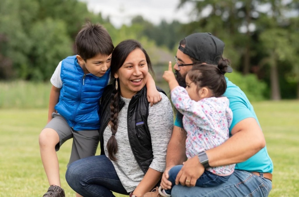 A family spending time together outside. Una familia pasando tiempo junto afuera.