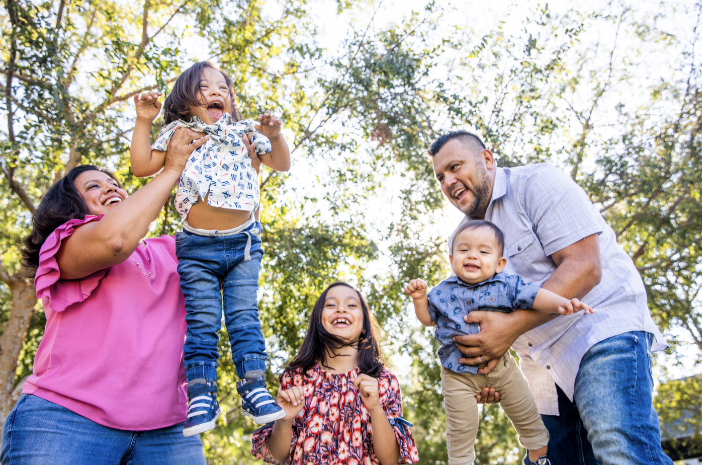 A family playing. Una familia jugando